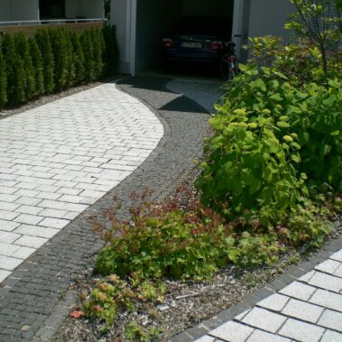 Granitpflasterplatten in Kombination mit Basaltsteinpflaster