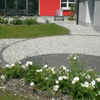 Basaltmosaikfläche in Kombination mit hellem Granitsplitt