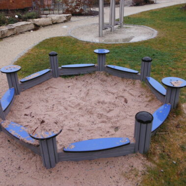 Sandkasten, Sitzgelegenheit für Kinder und Erwachsene