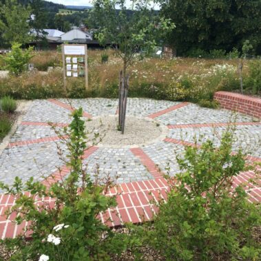 Granitkleinstein in Kombination mit Klinkerbänderungen