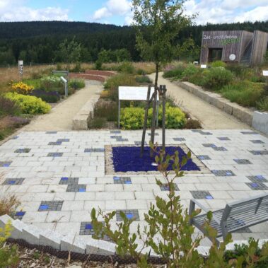 Terrasse aus Granitpflaster und Krustenplatten