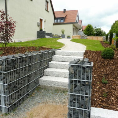 Stufen aus gelegten Granitstellstufen