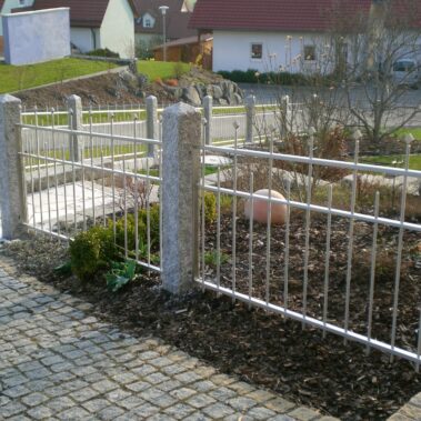 Granitsäulen und Edelstalgeflecht (Sonderanfertigung)