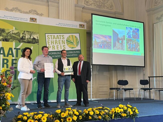 Staatsehrenpreis für vorbildliche Ausbildung Bild von der Ehrung mit dem Staatsehrenpreis für vorbildliche Ausbildung