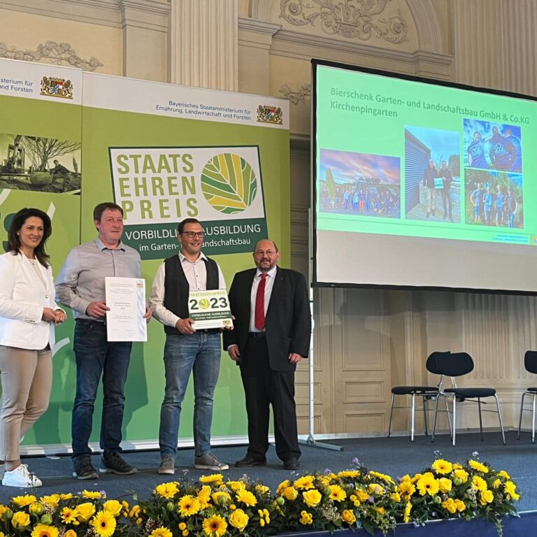 Bild von der Ehrung mit dem Staatsehrenpreis für vorbildliche Ausbildung