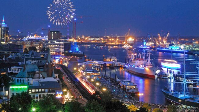 Hamburg Bild vom Hamburger Hafen mit Feuerwerk