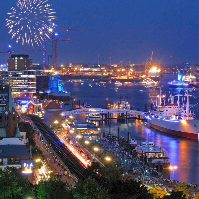Bild vom Hamburger Hafen mit Feuerwerk