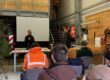 Redner an einem Tisch bei den Oberfränkischen Schulungstagen