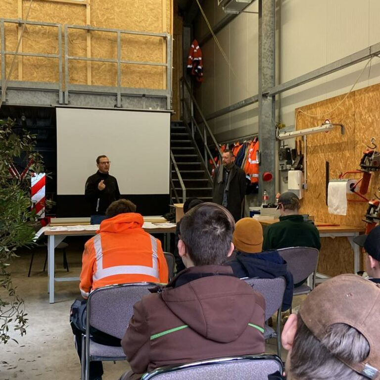 Redner an einem Tisch bei den Oberfränkischen Schulungstagen