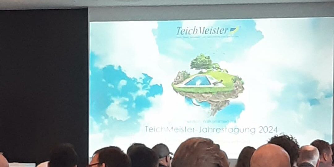 Bild einer Gruppe die im Schulungsraum einer Fortbildung sitzen.