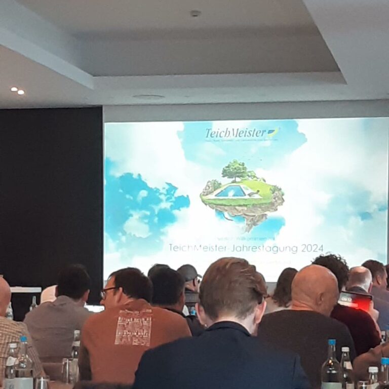 Bild einer Gruppe die im Schulungsraum einer Fortbildung sitzen.