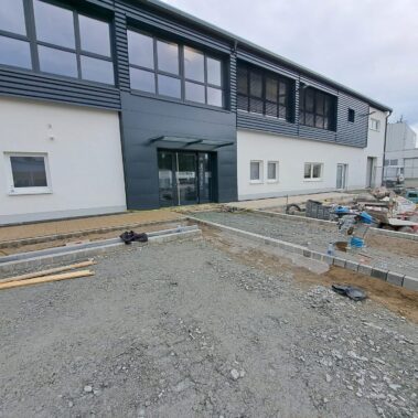 Vorbereitung für die Pflasterarbeiten auf dem Firmengelände von Elektro Gerlitz in Bayreuth